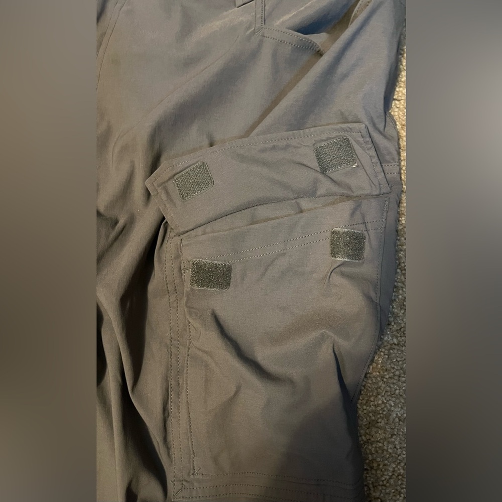 Duluth Trading Co Dry on the Fly Relaxed Fit Cargo Pants size 44/32 - Picture 6 of 10